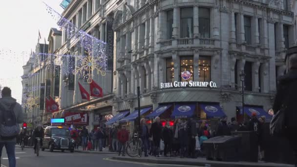 Londyn, Anglia - 22 grudnia: Kino centrum Londynu i ulica handlowa w Leicester Square Theatreland w Londyn ludzie spacerem odwiedź (Ultra High Definition, Ultra Hd, Uhd, 4k w czasie rzeczywistym ) — Wideo stockowe