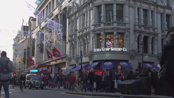 LONDRES, INGLATERRA - 22 de diciembre: Centre London Cinema and Shopping Street en Leicester Square Theatreland en Londres Visita a pie de personas (Ultra alta definición, Ultra HD, UHD, 4K, en tiempo real  ) — Vídeos de Stock