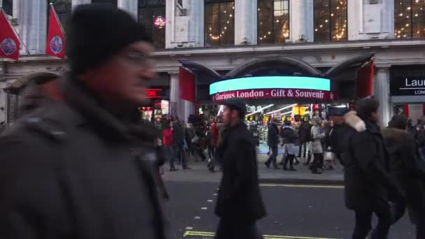 Londyn, Anglia - 22 grudnia: Kino centrum Londynu i ulica handlowa w Leicester Square Theatreland w Londyn ludzie spacerem odwiedź (Ultra High Definition, Ultra Hd, Uhd, 4k w czasie rzeczywistym ) — Wideo stockowe