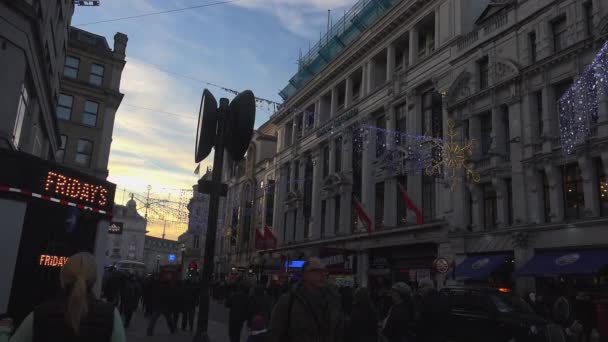 LONDRA, INGHILTERRA - 22 dicembre: Centre London Cinema and Shopping Street in Leicester Square Theatreland a Londra Visita a piedi delle persone (Ultra High Definition, Ultra HD, UHD, 4K, in tempo reale  ) — Video Stock