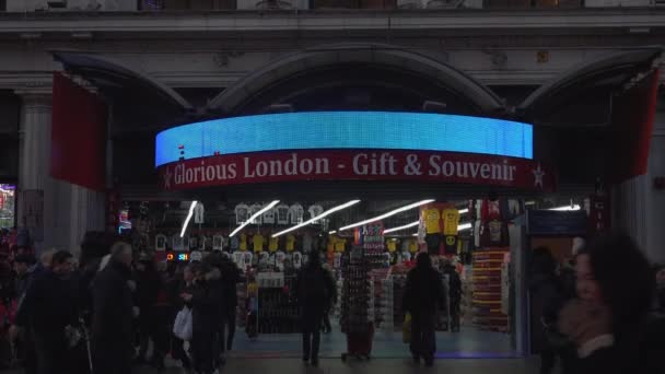 London, England - 22 December: Centrala London bio och Shopping gatan i Leicester Square teaterdistrikt i London människor gå besöka (Ultra High Definition, Ultra Hd, Uhd, 4k, realtid ) — Stockvideo