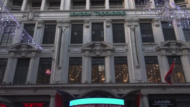 伦敦, 英国-12月22日: 中心伦敦电影院和购物街莱斯特广场剧院在伦敦的人步行访问 (超高清晰度, 超高清, Uhd, 4k, 实时 ) — 图库视频影像