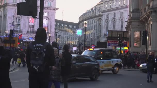 London, england - dezember 22: center london kino und shopping street in leicester square theatreland in london people walk visit (ultra high definition, ultra hd, uhd, 4k, echtzeit ) — Stockvideo