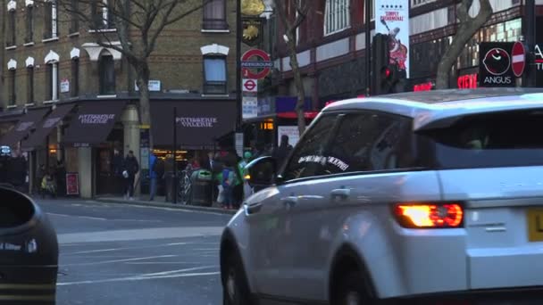 LONDRES, INGLÊS - 22 de dezembro: Centre London Cinema and Shopping Street em Leicester Square Theatreland em Londres People Walk Visit (Ultra High Definition, Ultra HD, UHD, 4K, tempo real  ) — Vídeo de Stock