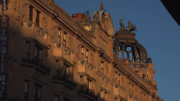 LONDRES, INGLÊS - 22 de dezembro: Centre London Cinema and Shopping Street em Leicester Square Theatreland em Londres People Walk Visit (Ultra High Definition, Ultra HD, UHD, 4K, tempo real  ) — Vídeo de Stock