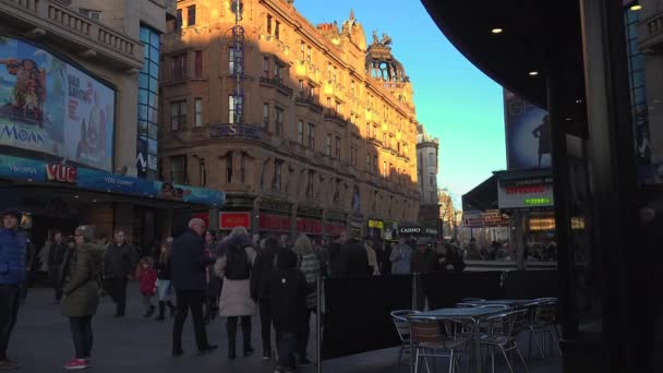 LONDRES, INGLATERRA - 22 de diciembre: Centre London Cinema and Shopping Street en Leicester Square Theatreland en Londres Visita a pie de personas (Ultra alta definición, Ultra HD, UHD, 4K, en tiempo real  ) — Vídeo de stock