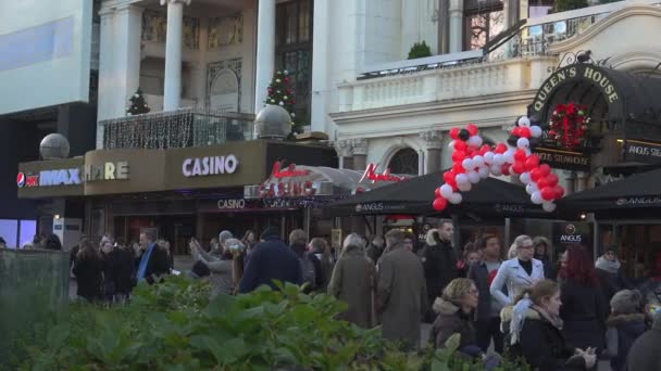 Londyn, Anglia - 22 grudnia: Kino centrum Londynu i ulica handlowa w Leicester Square Theatreland w Londyn ludzie spacerem odwiedź (Ultra High Definition, Ultra Hd, Uhd, 4k w czasie rzeczywistym ) — Wideo stockowe