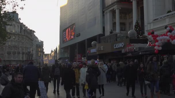 伦敦, 英国-12月22日: 中心伦敦电影院和购物街莱斯特广场剧院在伦敦的人步行访问 (超高清晰度, 超高清, Uhd, 4k, 实时 ) — 图库视频影像