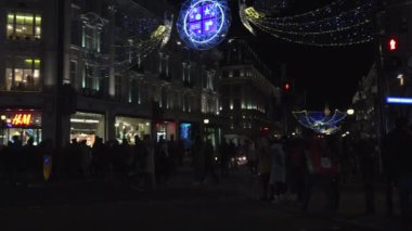Londra - Aralık 2016: Noel ışıkları ve Londra otobüs istasyonunda meşgul Oxford Street Londra, İngiltere, Birleşik Krallık Aralık, 2016 '. Oxford circus, trafik acele.