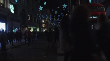 Londra - Aralık 2016: Noel ışıkları ve Londra otobüs istasyonunda meşgul Oxford Street Londra, İngiltere, Birleşik Krallık Aralık, 2016 '. Oxford circus, trafik acele.