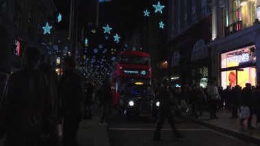 Londra - Aralık 2016: Noel ışıkları ve Londra otobüs istasyonunda meşgul Oxford Street Londra, İngiltere, Birleşik Krallık Aralık, 2016 '. Oxford circus, trafik acele.