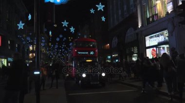 Londra - Aralık 2016: Noel ışıkları ve Londra otobüs istasyonunda meşgul Oxford Street Londra, İngiltere, Birleşik Krallık Aralık, 2016 '. Oxford circus, trafik acele.