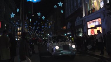 Londra - Aralık 2016: Noel ışıkları ve Londra otobüs istasyonunda meşgul Oxford Street Londra, İngiltere, Birleşik Krallık Aralık, 2016 '. Oxford circus, trafik acele.