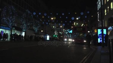 Londra - Aralık 2016: Noel ışıkları ve Londra otobüs istasyonunda meşgul Oxford Street Londra, İngiltere, Birleşik Krallık Aralık, 2016 '. Oxford circus, trafik acele.