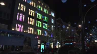 Londra - Aralık 2016: Noel ışıkları ve Londra otobüs istasyonunda meşgul Oxford Street Londra, İngiltere, Birleşik Krallık Aralık, 2016 '. Oxford circus, trafik acele.