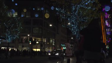 Londra - Aralık 2016: Noel ışıkları ve Londra otobüs istasyonunda meşgul Oxford Street Londra, İngiltere, Birleşik Krallık Aralık, 2016 '. Oxford circus, trafik acele.