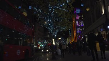 Londra - Aralık 2016: Noel ışıkları ve Londra otobüs istasyonunda meşgul Oxford Street Londra, İngiltere, Birleşik Krallık Aralık, 2016 '. Oxford circus, trafik acele.