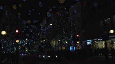 Londra - Aralık 2016: Noel ışıkları ve Londra otobüs istasyonunda meşgul Oxford Street Londra, İngiltere, Birleşik Krallık Aralık, 2016 '. Oxford circus, trafik acele.