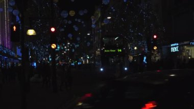 Londra - Aralık 2016: Noel ışıkları ve Londra otobüs istasyonunda meşgul Oxford Street Londra, İngiltere, Birleşik Krallık Aralık, 2016 '. Oxford circus, trafik acele.
