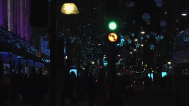 Londra - Aralık 2016: Noel ışıkları ve Londra otobüs istasyonunda meşgul Oxford Street Londra, İngiltere, Birleşik Krallık Aralık, 2016 '. Oxford circus, trafik acele.