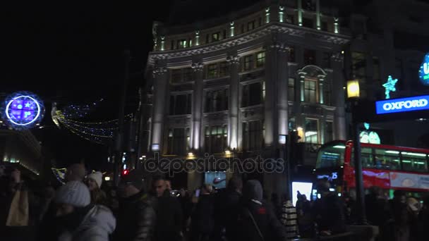 London - Dec 2016: Christmas lights och Londonbussar på stationen på livliga Oxford Street London, England, Storbritannien i December 2016. Oxford circus på trafik rush. — Stockvideo