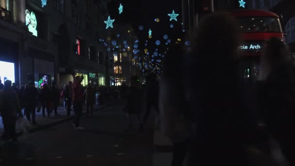 Londra - DEC 2016: Luci di Natale e autobus di Londra alla stazione sulla trafficata Oxford Street Londra, Inghilterra, Regno Unito nel dicembre 2016. Circo di Oxford alla corsa al traffico . — Video Stock