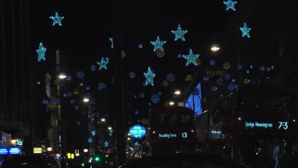 London - Dec 2016: Christmas lights och Londonbussar på stationen på livliga Oxford Street London, England, Storbritannien i December 2016. Oxford circus på trafik rush. — Stockvideo