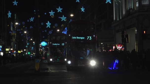 Londres - DIC 2016: Luces de Navidad y autobuses de Londres en la estación de Oxford Street Londres, Inglaterra, Reino Unido en diciembre de 2016. Circo de Oxford en la carrera de tráfico . — Vídeo de stock