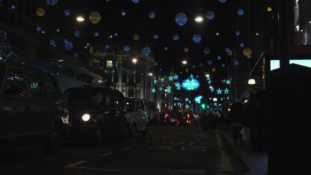 Londra - DEC 2016: Luci di Natale e autobus di Londra alla stazione sulla trafficata Oxford Street Londra, Inghilterra, Regno Unito nel dicembre 2016. Circo di Oxford alla corsa al traffico . — Video Stock