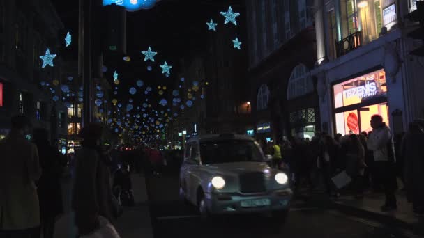 Лондон - DEC 2016: Рождественские огни и лондонские автобусы на вокзале на оживленной Оксфорд-стрит, Лондон, Англия, Великобритания в декабре 2016 года. Оксфордский цирк в пробке . — стоковое видео