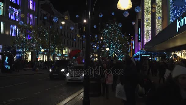 Londres - DIC 2016: Luces de Navidad y autobuses de Londres en la estación de Oxford Street Londres, Inglaterra, Reino Unido en diciembre de 2016. Circo de Oxford en la carrera de tráfico . — Vídeo de stock