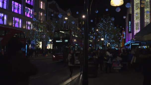 London - Dec 2016: Christmas lights och Londonbussar på stationen på livliga Oxford Street London, England, Storbritannien i December 2016. Oxford circus på trafik rush. — Stockvideo