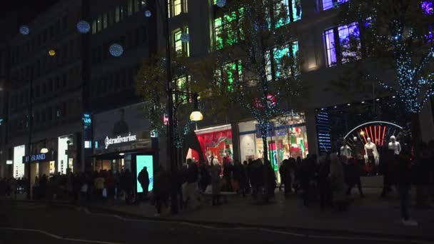 Лондон - DEC 2016: Рождественские огни и лондонские автобусы на вокзале на оживленной Оксфорд-стрит, Лондон, Англия, Великобритания в декабре 2016 года. Оксфордский цирк в пробке . — стоковое видео