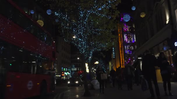 伦敦-Dec 2016︰ 圣诞灯和伦敦巴士上忙牛津街伦敦，英格兰，联合王国在 2016 年 12 月，车站。在交通繁忙的牛津马戏团. — 图库视频影像