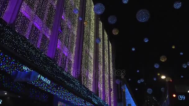 ロンドン - 2016 年 12 月: クリスマスの照明と忙しい 12 月、2016 年にオックスフォード ・ ストリート ロンドン, イングランド, イギリスの駅にてロンドンバス。交通ラッシュでオックスフォード ・ サーカス. — ストック動画