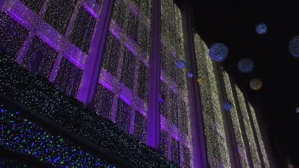 Λονδίνο - Δεκ 2016: Χριστουγεννιάτικα φώτα και λεωφορεία του Λονδίνου στο σταθμό του την πολυσύχναστη Oxford Street Λονδίνο, Αγγλία, Ηνωμένο Βασίλειο Δεκεμβρίου 2016. Oxford circus στο βιασύνη της κυκλοφορίας. — Αρχείο Βίντεο