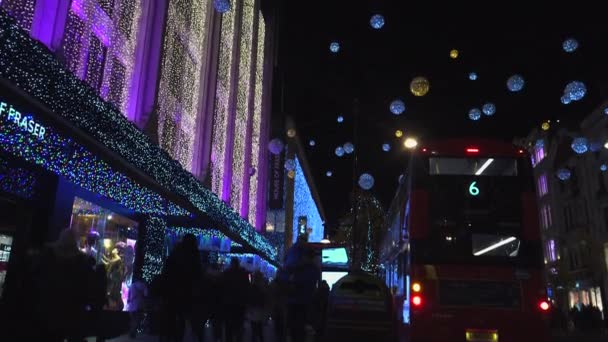 Londres - DIC 2016: Luces de Navidad y autobuses de Londres en la estación de Oxford Street Londres, Inglaterra, Reino Unido en diciembre de 2016. Circo de Oxford en la carrera de tráfico . — Vídeo de stock