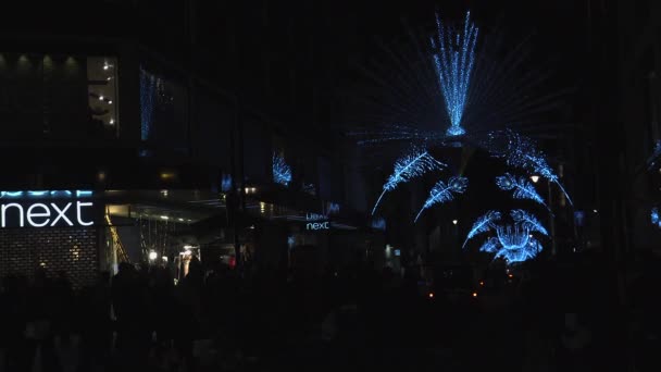London - dec 2016: weihnachtsbeleuchtung und londoner busse am bahnhof an der belebten oxford street london, england, vereinigtes königreich im dezember. oxford circus at traffic rush. — Stockvideo