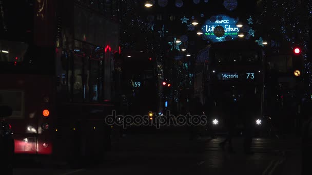 London - Dec 2016: Christmas lights och Londonbussar på stationen på livliga Oxford Street London, England, Storbritannien i December 2016. Oxford circus på trafik rush. — Stockvideo