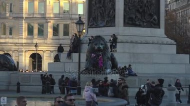Londra - 2017:People Trafalgar Meydanı ' London.One şehrin en popüler turistik ziyaret edin. Bir year.4k, ultrahd, gerçek zamanlı on beş milyondan fazla ziyaretçi var