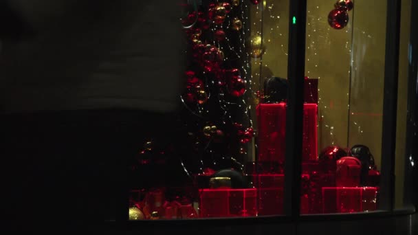 Лондон - 2016 гру: Вітрина Різдво з прикраси і Різдвяні вогні на Лондоні вулиці Оксфорд, Англія, Велика Британія — стокове відео