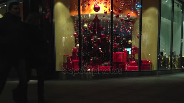 Londen - December 2016: Showcase kerst met decoratie en kerstverlichting op Oxford Street London, England, Verenigd Koninkrijk — Stockvideo