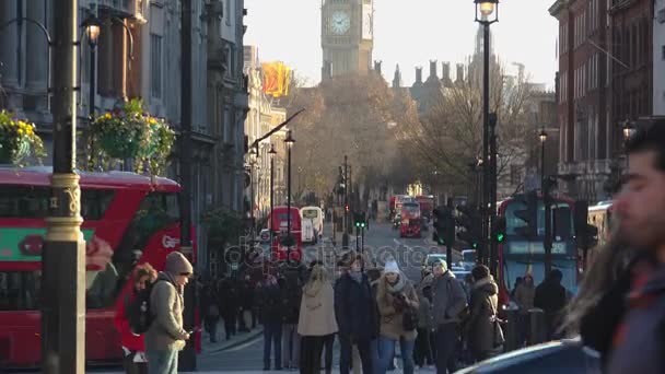 Londyn - circa 2017:People odwiedź Trafalgar Square w London.One z największych atrakcji turystycznych miasta. Posiada ponad 15 milionów turystów year.4k, ultrahd, w czasie rzeczywistym — Wideo stockowe