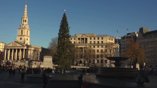 LONDON - circa 2017:People visit Trafalgar Square in London.One of the most popular tourist attraction of the City. It has more than fifteen million visitors a year.4k, ultrahd, real time — Stock Video