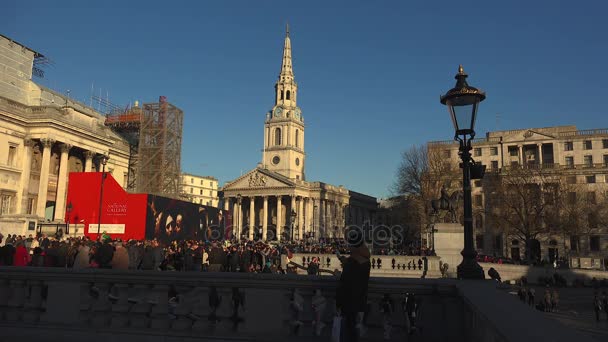 Londýn - cca 2017:People návštěvu Trafalgar Square v London.One nejoblíbenější turistickou atrakcí města. To má více než patnáct milionů návštěvníků year.4k, ultrahd, reálném čase — Stock video