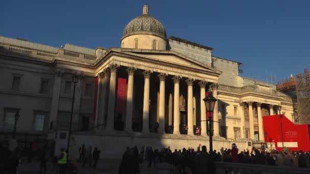Londýn - cca 2017:People návštěvu Trafalgar Square v London.One nejoblíbenější turistickou atrakcí města. To má více než patnáct milionů návštěvníků year.4k, ultrahd, reálném čase — Stock video