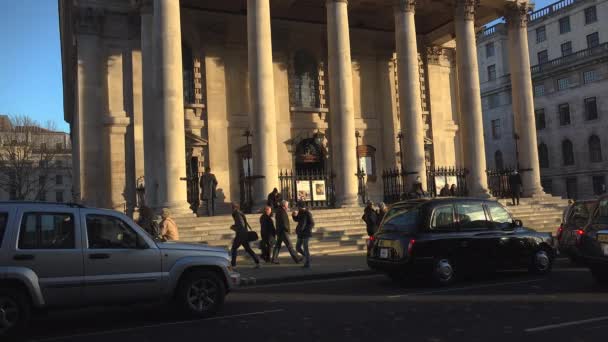 LONDRES - circa 2017 : Les gens visitent Trafalgar Square à Londres, l'une des attractions touristiques les plus populaires de la ville. Il a plus de quinze millions de visiteurs par an.4k, ultrahd, en temps réel — Video