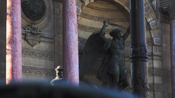 Paryż, Francja, około 22 grudnia: Champs Elysees w Paryżu na Boże Narodzenie i łuk triumfalny w tle świeci. — Wideo stockowe