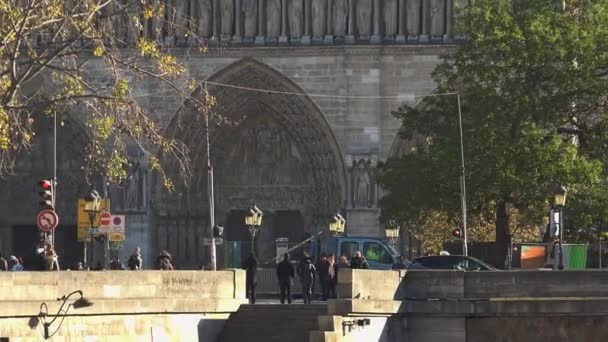 París, Francia, alrededor del 22 de diciembre: Campos Elíseos en París iluminados para Navidad y Arco Triunfal en segundo plano — Vídeo de stock