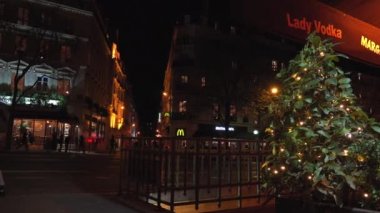 Paris, Fransa, yaklaşık 22 Aralık: Champs Elysees Paris ışıklı Noel ve zafer takı için arka planda